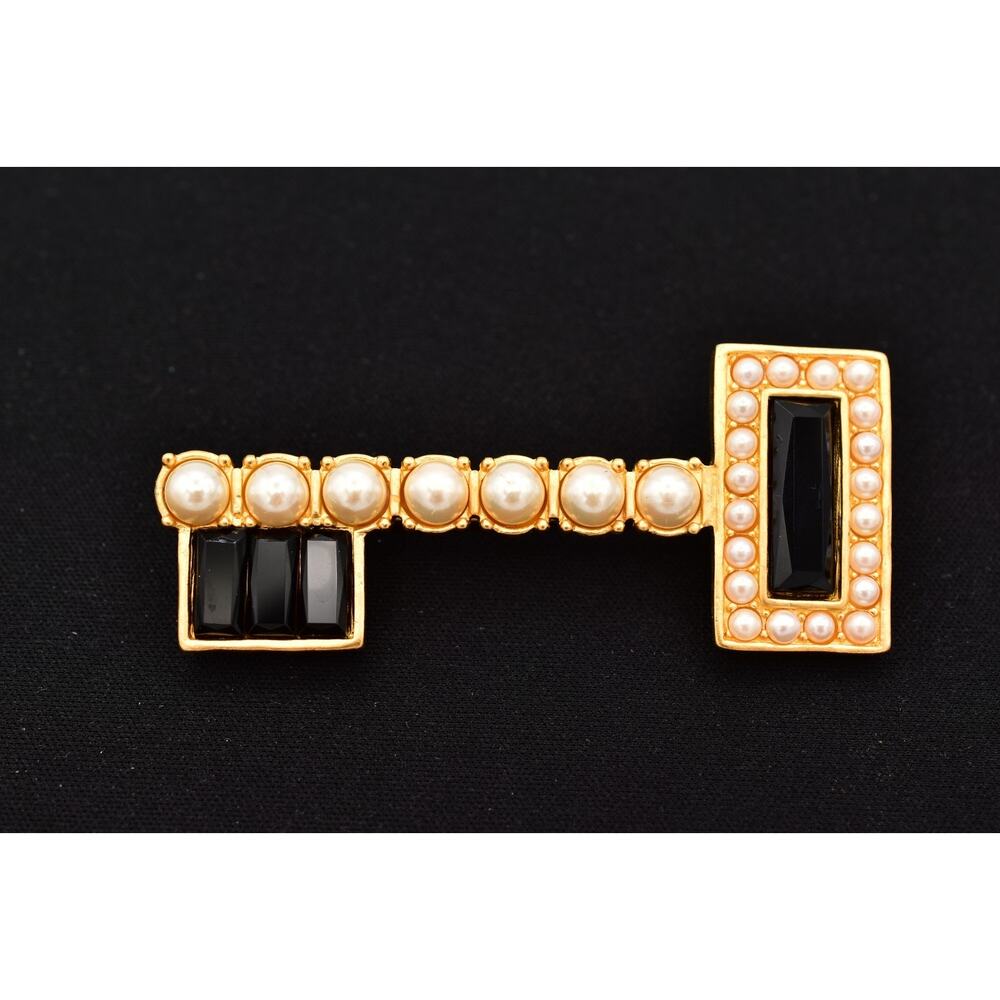 Karl Lagerfeld Vintage Key Brooch Pearl Black Crystal Gold Runway Signed Bin5B - Picture 2 of 12
